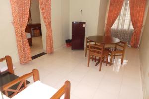 een eetkamer met een tafel en stoelen bij Hotel Span in Kozhikode