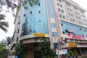 un grand bâtiment au milieu d'une rue dans l'établissement Hotel Span, à Kozhikode