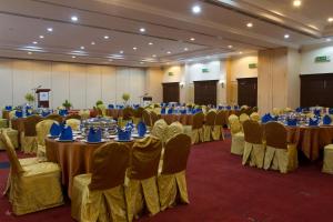 a large banquet hall with tables and chairs with blueitures at Hotel Seri Malaysia Kulim in Kulim