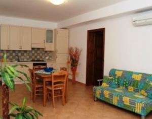 a living room with a couch and a table and a kitchen at Torre Salina in Macari