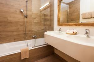 Uma casa de banho em Hotel Kaiser in Tirol