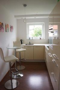 uma cozinha com mesa e cadeiras e uma janela em Appartement July em Innsbruck