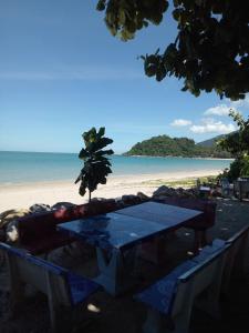 un tavolo da picnic sulla spiaggia vicino all'oceano di Thongsom Resort a Khanom