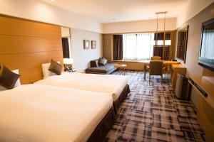 Postel nebo postele na pokoji v ubytování Kyoto Brighton Hotel