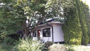 a small house surrounded by trees and bushes at Koti Kiviniemi in Pori