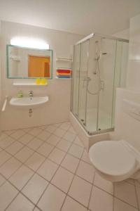 Phòng tắm tại Fewo Binz Wohnpark Stadt Hamburg