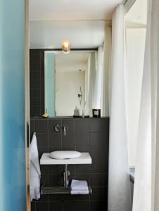 Vannituba majutusasutuses Hotel Skeppsholmen, Stockholm, a Member of Design Hotels