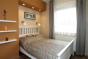 una piccola camera con letto e finestra di Orchidea Apartman Eger a Eger