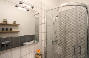 Kúpeľňa v ubytovaní Orchidea Apartman Eger + 35 fotografií