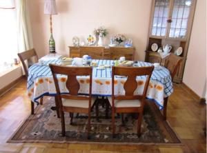 テムコにあるHostal Andalue Temucoのダイニングルームテーブル(青と白のテーブルクロス付)