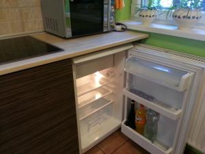 einen Kühlschrank mit offener Tür in der Küche in der Unterkunft Borostyán Vendégház in Kőszeg