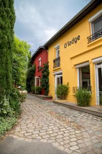 a cobblestone street in front of a building at O Lodge in Cleppé