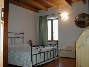1 dormitorio con cama y ventana en Agriturismo Della Pieve, en Bardolino
