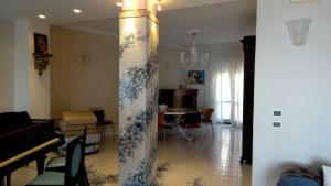 a living room with a pillar in the middle of a room at Le Stanze di Mamma Pia in Casal Velino