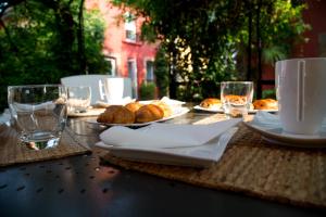 ein Tisch mit Tellern und Gläsern darauf in der Unterkunft Logis Hôtel O Lodge in Cleppé