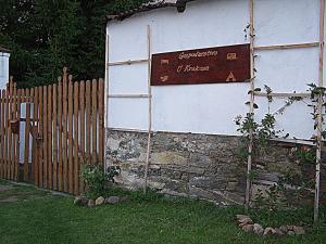 a sign on a wall next to a fence at Gospodarstwo u Krakusa in Doboszowice