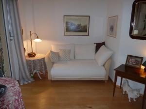 een woonkamer met een witte bank en een tafel bij Ferienwohnung Bella Rosa in Freiburg im Breisgau