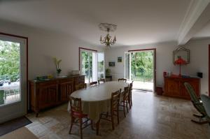 uma grande sala de jantar com mesa e cadeiras em Chez Lucie en Touraine em Montlouis-sur-Loire