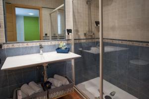 y baño con lavabo y ducha. en Apartamentos Alda Porta do Sol, en Vigo