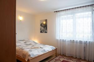 1 dormitorio con cama y ventana en DOMOTEL Aleje Jerozolimskie en Varsovia
