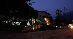 een bord waarop staat rino 's nachts op straat bij Agriturismo Roeno in Belluno Veronese