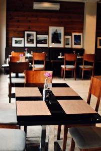 Gakyil Thimphu في تيمفو: غرفة طعام مع طاولة وكراسي مع طاولات وكرسي
