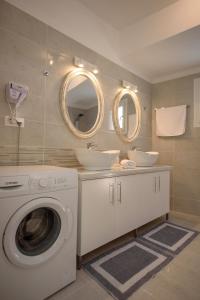 Aristodimos Luxury Apartments tesisinde bir banyo