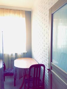 une pièce avec une table, des chaises et une fenêtre dans l'établissement Vesna Apartments in the Center, à Astana 15 autres photos