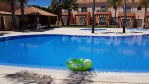 una piscina con una bola verde en el medio en Villa Jardins 2 by Sunny Deluxe, en Albufeira