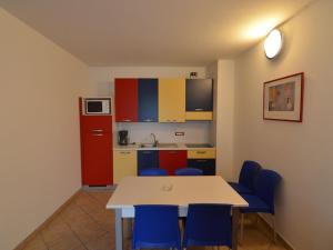 リド・ディ・スピーナにあるCheerful apartment with AC close to the Adriatic coastのキッチン(テーブル、椅子付)