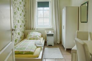 a small bedroom with a bed and a window at Schlafen in Rosengarten in Rosengarten