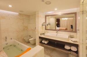 Koupelna v ubytování Samanvay Boutique Hotel + 22 fotografií