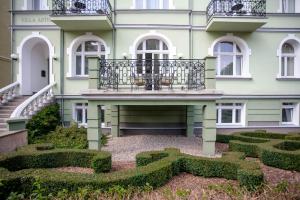 un edificio con un jardín delante de él en Apartamenty Villa Artis en Świnoujście