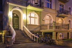 un edificio con escaleras y bicicletas estacionadas frente a él en Apartamenty Villa Artis en Świnoujście