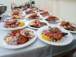 ソットマリーナにあるStella del Mareの多皿のテーブル