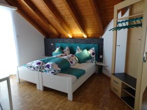 ein Schlafzimmer mit einem Bett mit Kissen darauf in der Unterkunft B & B Hartenfels 73 in Luzern