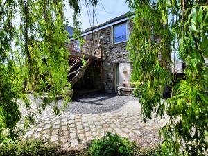 een terras met uitzicht op een stenen huis bij Beautiful one of its kind home with a sauna in Oppagne