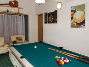 Biliár nebo kulečník v ubytování Holiday Home Kozji Vrh with Sauna and Views