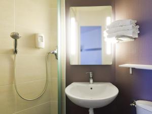 Koupelna v ubytování B&B HOTEL Lorient Caudan