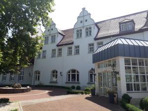 una vista exterior de un edificio blanco en Hotel Mutiger Ritter, en Bad Kösen