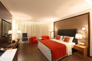 Habitación de hotel con cama y escritorio en Samanvay Boutique Hotel, en Udupi