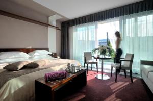 Voodi või voodid majutusasutuse Aqualux Hotel Spa Suite & Terme toas
