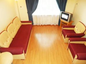 - un salon avec deux chaises et une télévision dans l'établissement Apartment on Skorykovskyi Lane 4, à Dnipro