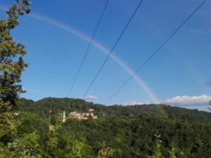 un arco iris en el cielo sobre una montaña en Alloggi Valle di Soffumbergo, en Valle
