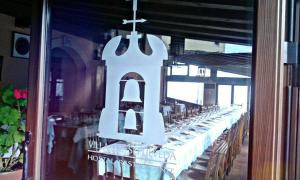 einen langen Tisch in einem Restaurant mit einem weißen Tischtuch in der Unterkunft Hostal restaurante Villa de Sepúlveda in Sepúlveda