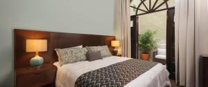 Ένα ή περισσότερα κρεβάτια σε δωμάτιο στο Decanter Hotel