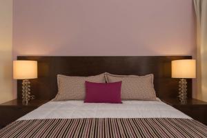 Ένα ή περισσότερα κρεβάτια σε δωμάτιο στο Decanter Hotel