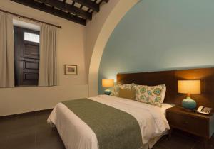 Ένα ή περισσότερα κρεβάτια σε δωμάτιο στο Decanter Hotel