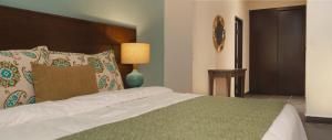 Ένα ή περισσότερα κρεβάτια σε δωμάτιο στο Decanter Hotel