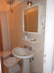 Koupelna v ubytování Hotel Fiammetta + 29 fotografií